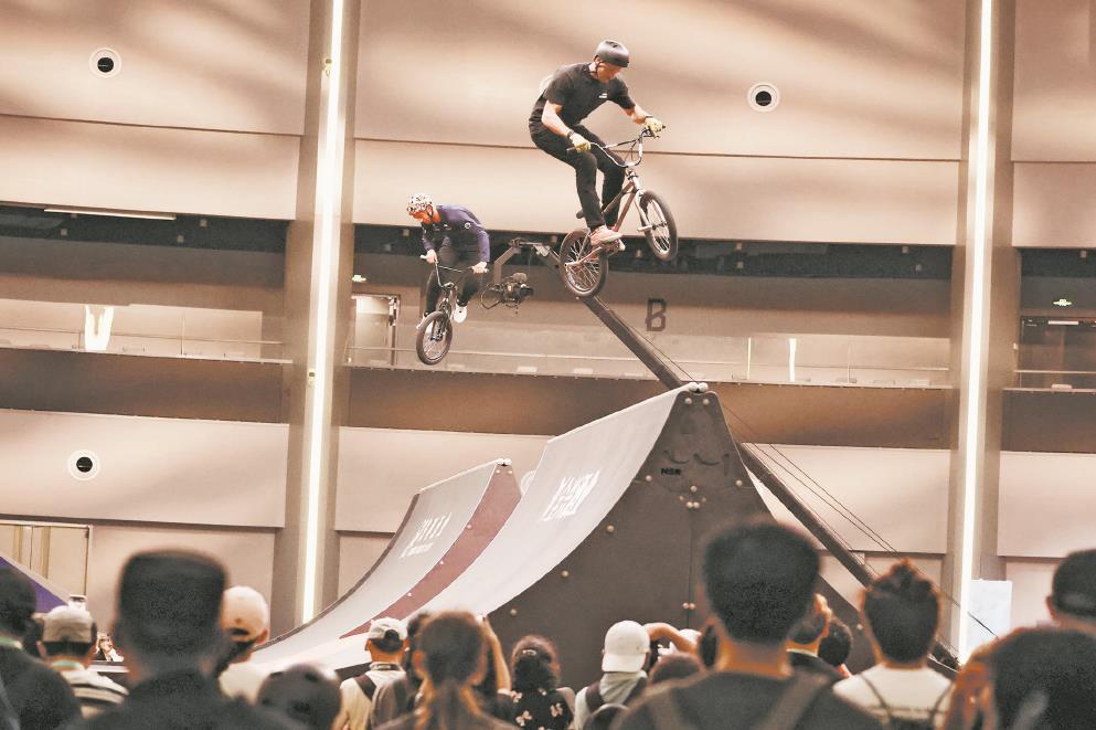 西岸集团相, 来自全球, 赛延续至夜 西岸集团相, 来自全球, 赛延续至夜